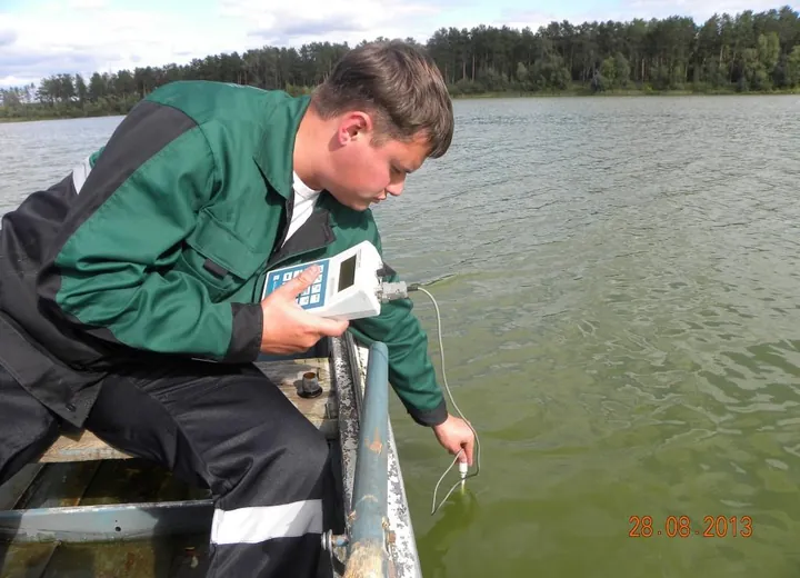 Big Vasil'evskoe Lake, measuring the concentration of dissolved oxygen