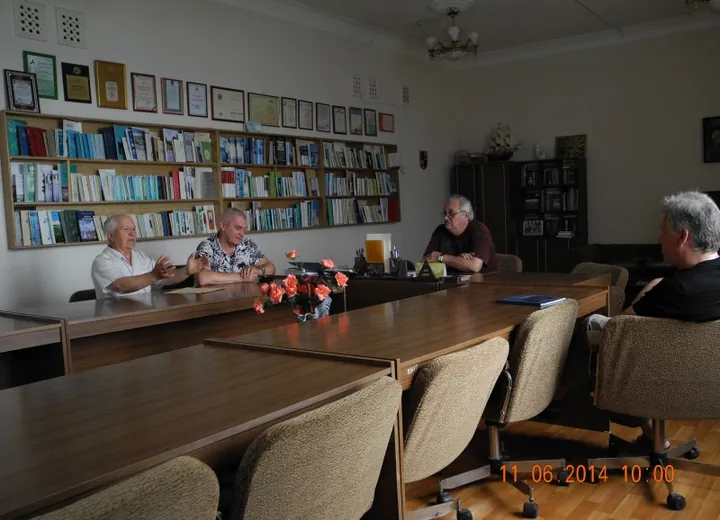 Научный совет. Слева направо: Богданов Н. И., Дир. НУ НИИ Альгобиотехнологии, , обладатель патента на хлореллу; Лухтанов В. Т., Ген. дир. ООО НПО Альгобиотехнология; Розенберг Г. С., Дир. ИЭВБ РАН; Саксонов С. В., Зам. дир. по науке ИЭВБ РАН